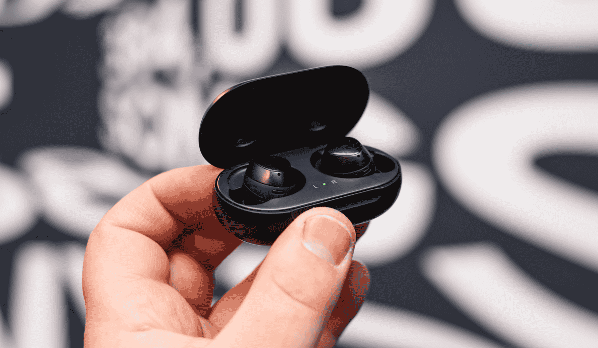 Wireless earbuds
